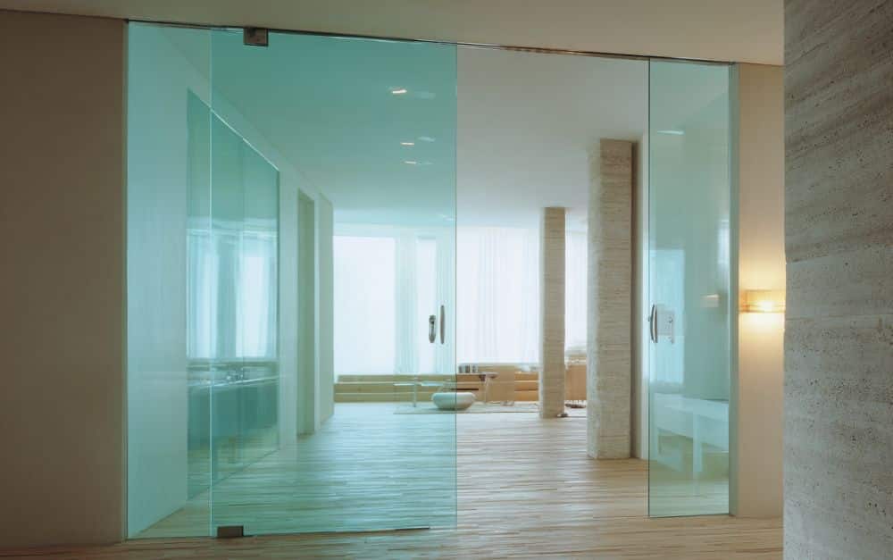 Wie breit muss eine Glasschiebetür sein?