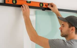 Wie montiere ich eine Glasschiebetür? Schritt-für-Schritt Anleitung